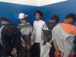 Integrantes so suspeitos de roubar e assassinar um caminhoneiro no domingo  noite, no bairro.