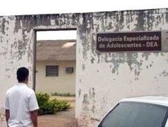 Menor, cuja ficha  extensa, foi flagrado com 2 armas. Relatou fatos sem mostrar nenhum arrependimento