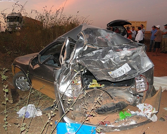 Carro destrudo em Lucas R.Verde: jovem morta e me ferida