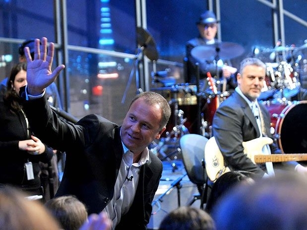 Mano Menezes acena  plateia antes de entrevista