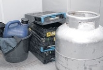 Botijo de gs utilizado por assaltantes para arrombar o caixa eletrnico e as gavetas j vazias