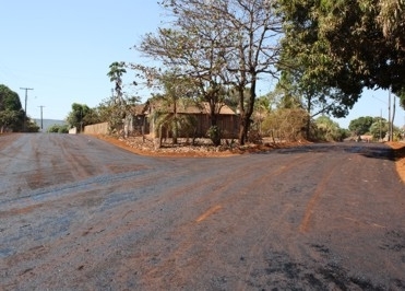 As ruas j esto prontas para receber a emulso asfltica e populares comemoram a chegada do asfalto.