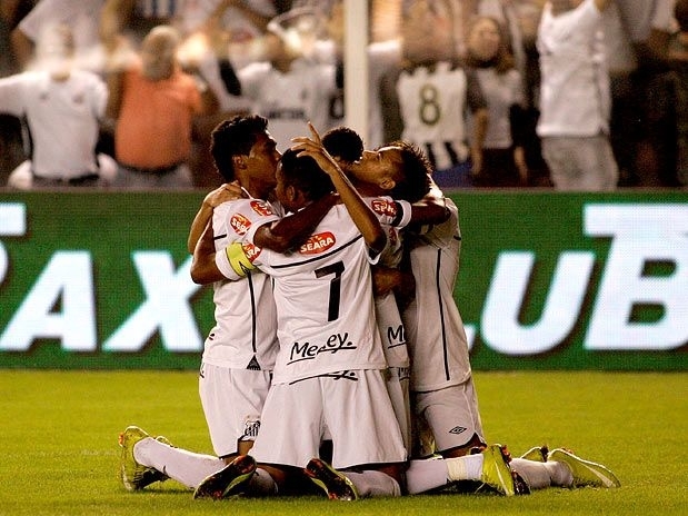 Jogadores do Santos comemoram gol de Neymar, no primeiro tempo