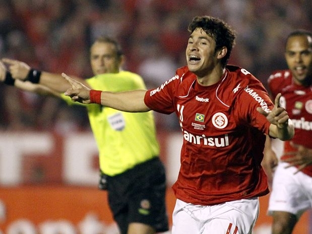 Poucos minutos depois de entrar em campo, Giuliano marcou o gol da vitria colorada