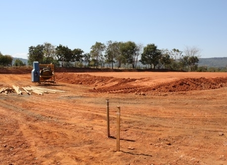 Os servios de terraplanagem esto sendo realizados no local que ter 768 m de rea construda.