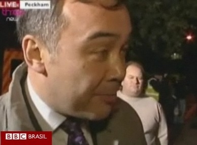 Homem misterioso aparece em mais de dez transmiss�es ao vivo de canais de TV brit�nicos