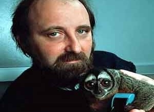 Miguel Nicolelis, acompanhado por macaco que ajudou a testar controle de bra�o rob�tico