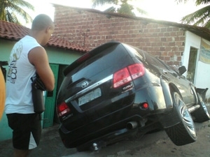 Carro quase entrou em residncia na madrugada desta segunda-feira