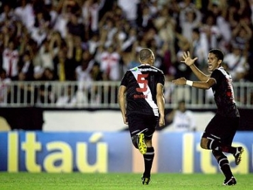 Nilton acertou uma bomba de fora da rea e marcou o primeiro do Vasco