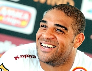 Adriano sorri durante a coletiva: atacante deixou claro que est� muito feliz no momento 