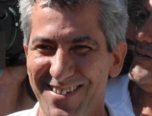 Antonio Mondim sorri na sada da delegacia