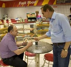 O candidato tucano Wilson Santos voltou a percorrer ontem avenidas de Vrzea Grande  caa de votos 