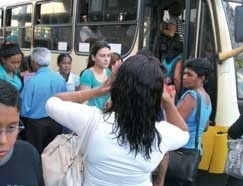 Usurios do transporte pblico tomam nibus na regio central de Cuiab, onde o valor do passe deve aumentar