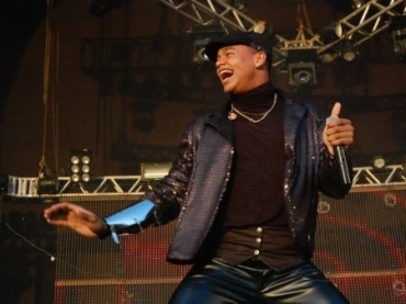 Ex-BBB leva fora de cantor do hit Rebolation