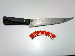 Faca usada na tentativa de homicdio foi apreendida pela polcia.