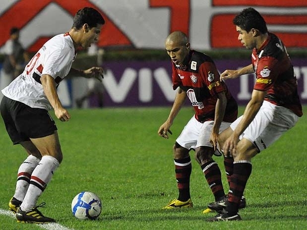 Vitria imps a segunda derrota seguida ao So Paulo e ultrapassou o rival na tabela