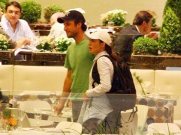 Ana Paula Ar�sio � flagrada com o noivo Henrique Pinheiro em restaurante