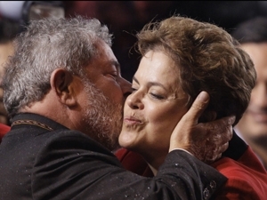 Lula beija Dilma em com�cio da candidata do  PT � Presid�ncia, no Rio