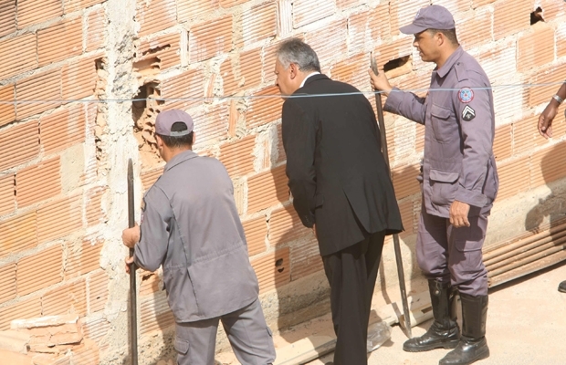 Equipes de busca vasculham parede de casa de suspeito de matar Eliza (