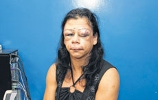 Lilith espera um txi em frente a um motel, quando foi rendida pelo criminoso que tinha apoio de outro homem