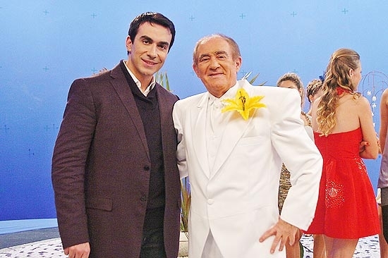 O humorista Renato Arago com o padre Fbio de Melo, que far participao especial no 