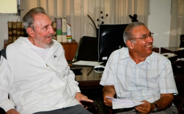 Fidel Castro aparece sorridente em imagens divulgadas neste sbado. 