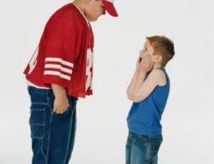 Intimidador tem baixa estima, costuma ter atitudes negativas contra os outros e  mau aluno