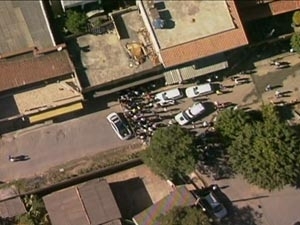 Imagem area mostra movimentao na rua em que fica a casa citada por adolescente em depoimento