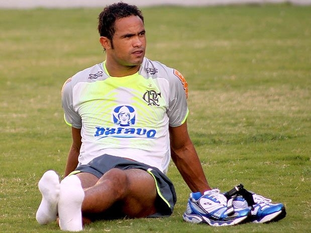 Goleiro Bruno j  considerado foragido pela polcia de Minas