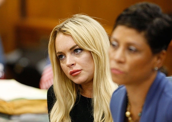 A atriz Lindsay Lohan e sua advogada Shawn Chapman Holley no tribunal nesta tera-feira