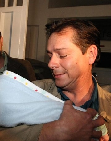 Pai de Eliza Samudio com o neto.