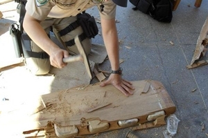 Passageiro de nibus  detido com pacotes de pasta base de cocana escondidos em mesa