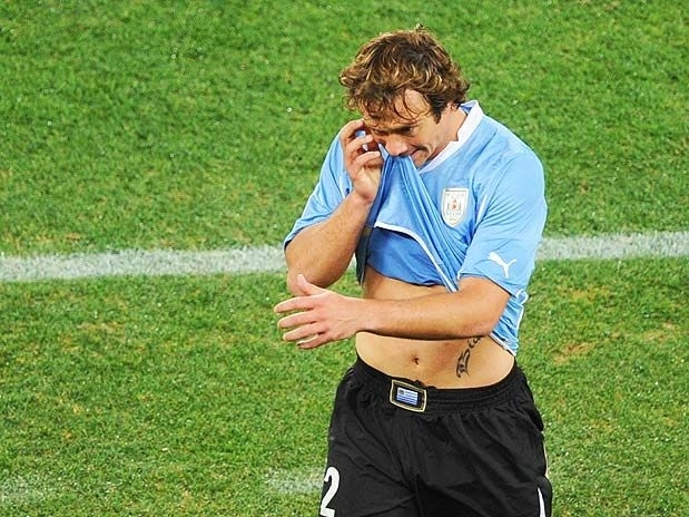 Lugano machucou o joelho e est� fora da partida contra a Holanda, nesta ter�a-feira