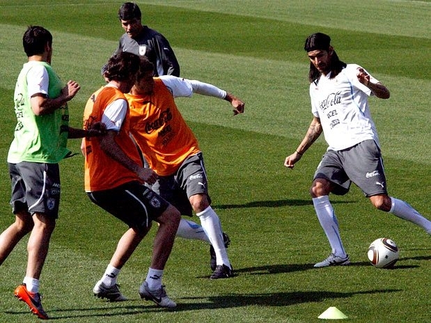 Loco Abreu pode comear como titular contra Holanda, j que Surez est suspenso