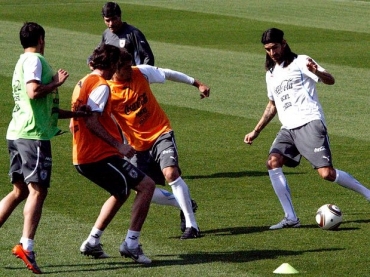 Loco Abreu pode comear como titular contra Holanda, j que Surez est suspenso