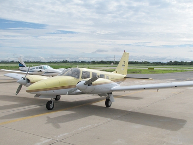 Avio bimotor Sneca II PT-EZC, mesmo modelo da aeronave desaparecida, da Abelha Txi Areo.