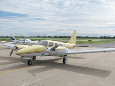 Avio bimotor Sneca II PT-EZC, mesmo modelo da aeronave desaparecida, da Abelha Txi Areo. 