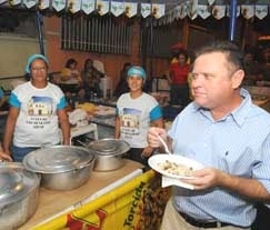 Candidato ao Senado, Blairo Maggi iniciou o final de semana visitando a tradicional festa de S�o Benedito