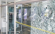 Assaltantes entraram atirando e usaram clientes e funcionrios como barreira humana