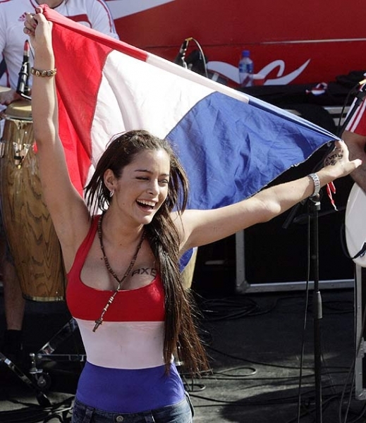 Larissa Riquelme neste s�bado, sem o celular no decote mas com patroc�nio e um ter�o