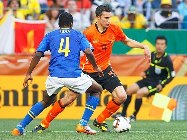 Van Persie machucou o bra�o durante disputa de bola no segundo tempo