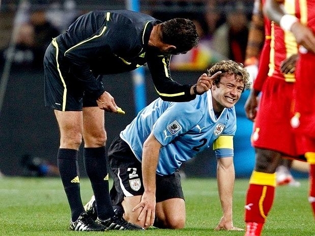 Com dores no joelho, Lugano foi substitudo antes do intervalo