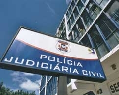 Um dos assaltantes foi preso e levado para a Central de Flagrantes pelos policiais