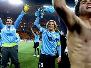 Junto com companheiros de time, Forl�n comemora vit�ria nos p�naltis sobre Gana