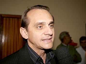 Candidato tucano Wilson Santos fez algumas visitas ontem acompanhando Galindo