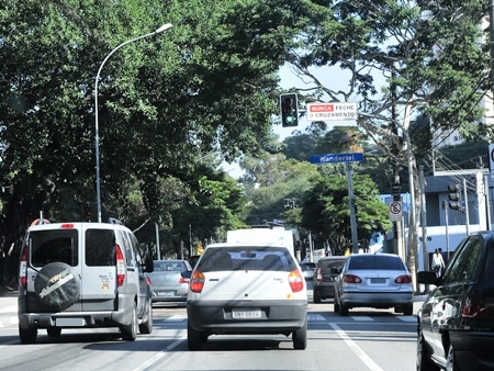 Veculos com mais de 15 anos so responsveis por 80% da poluio veicular