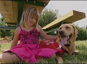 A cadela Shirley e a menina Rebecca.