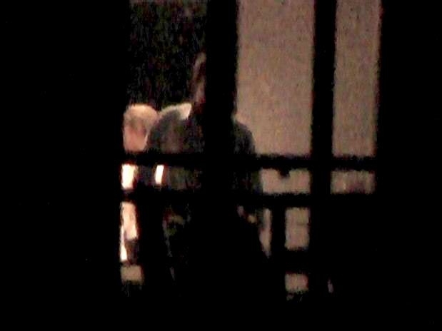 Delegados durante a percia no interior da casa do goleiro do Flamengo