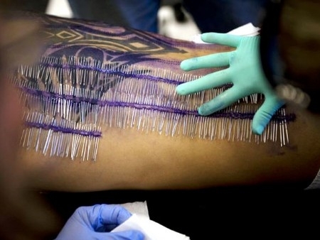 Concordo que ele foi bem corajoso ao fazer os piercings