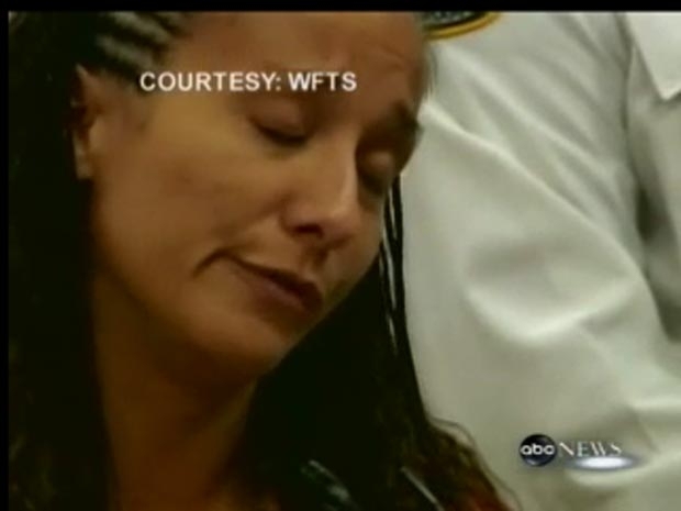 Imagem de TV mostra Stephanie Ragusa durante o julgamento nesta segunda-feira (28).